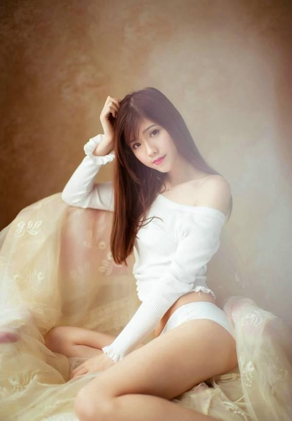 清純美女室內露性感鎖骨誘惑寫真