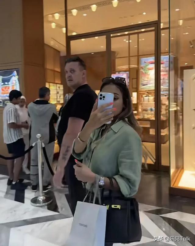 炸裂！中國美女在國外暴打2米高辱華老外，網(wǎng)友：老外說謝謝了嗎