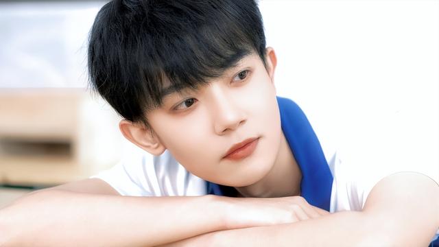 沒眼看！李明德KTV唱嗨了，脫掉上衣坦胸露懷，旁邊還有美女作陪