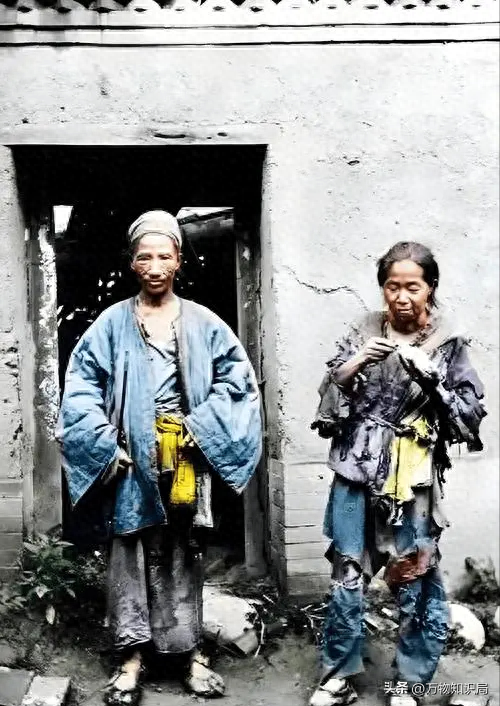 1834年，晚清美女被賣到美國(guó)，身著旗袍露出小腳，25美分隨意觀看