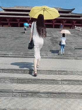 妹子身穿包臀裙，黑絲，高跟鞋去爬山，真的不會(huì)累腳么