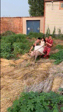 女子穿皮褲和露肩裝相親，男子一看竟是老熟人，直接掉頭就走！