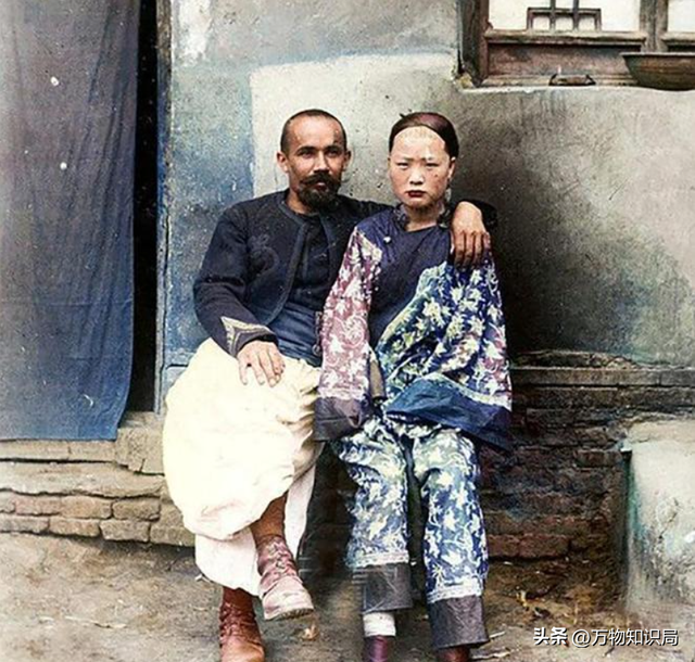 1834年，晚清美女被賣到美國(guó)，身著旗袍露出小腳，25美分隨意觀看