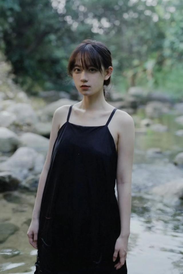 26歲性感美女在小溪里拍的寫(xiě)真照