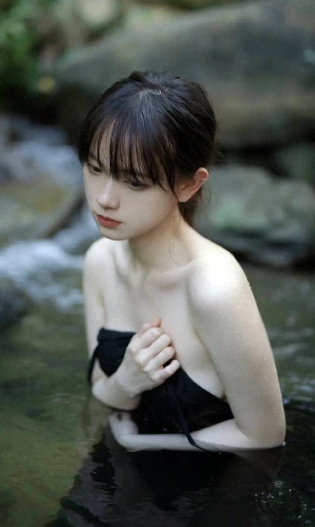 26歲性感美女在小溪里拍的寫(xiě)真照