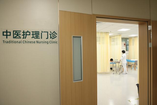 貼、灸、罐、熏……護(hù)士化身“中醫(yī)達(dá)人” 中醫(yī)護(hù)理門(mén)診受年輕人熱捧