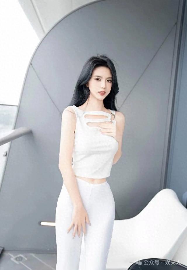 美女模特淺淺，水蛇腰、蜜桃臀，高跟大長(zhǎng)腿，白嫩性感還甜美