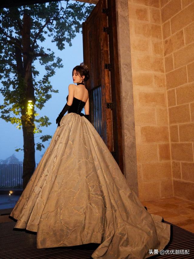 鞠婧祎才27歲身材就這么好？穿抹胸禮服裙撐出豐滿感，養(yǎng)眼又性感
