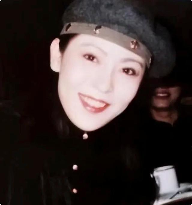 《一路繁花》的奶奶，年輕時蜂腰美背、酥胸長腿，個個撩人于無形