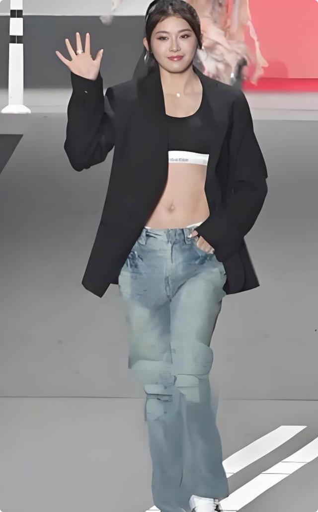 被T臺秀的吳艷妮驚艷，運(yùn)動文胸遮不住好身材，裸露腹肌太搶鏡