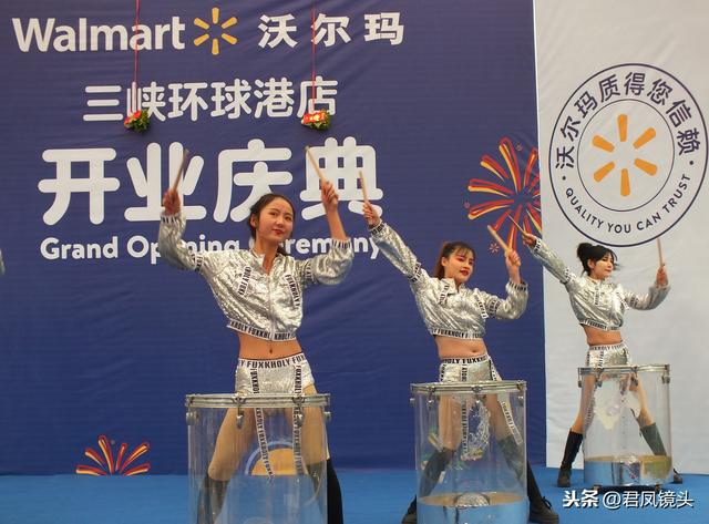 湖北宜昌：美女打鼓熱舞，性感十足