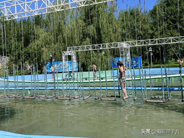 身穿黑色性感泳衣美女挑戰(zhàn)闖關(guān)游戲，闖關(guān)成功玩自拍