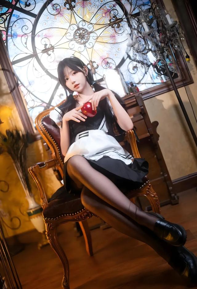 美女丨蘿莉女仆裝黑絲寫真