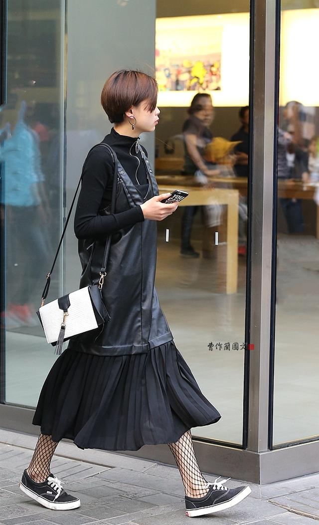 街拍：穿黑絲，這些美女偏愛漁網(wǎng)襪