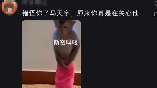 沒眼看！李明德KTV唱嗨了，脫掉上衣坦胸露懷，旁邊還有美女作陪