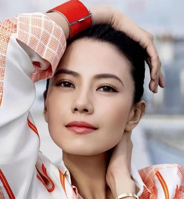 “小方臉”才是真抗老，這些拒絕“削骨”女明星，歲數(shù)越大越好看