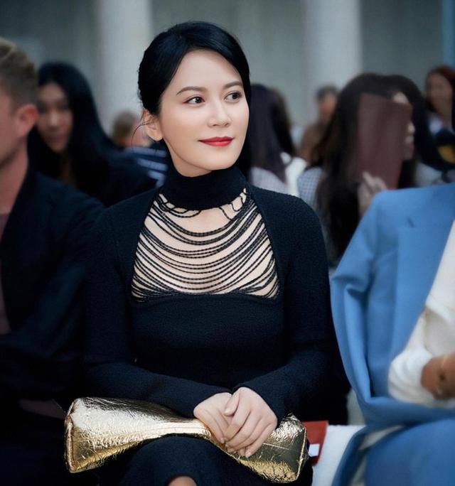 “小方臉”才是真抗老，這些拒絕“削骨”女明星，歲數(shù)越大越好看
