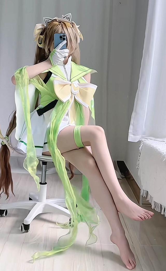 全網(wǎng)身材最好的大喬，身穿白色短裙，腳穿絲襪，身材巨好