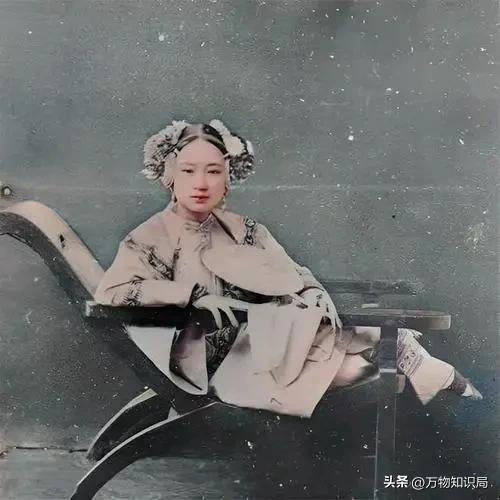 1834年，晚清美女被賣到美國(guó)，身著旗袍露出小腳，25美分隨意觀看