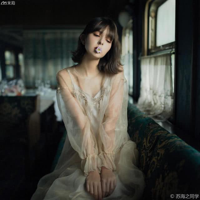 人像寫真：火車上的短發(fā)少女，清純可愛