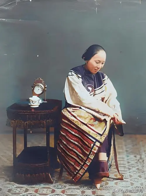 1834年，晚清美女被賣到美國(guó)，身著旗袍露出小腳，25美分隨意觀看
