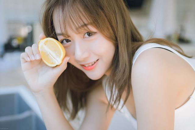 魔鬼身材美女姐姐，請吃檸檬和草莓