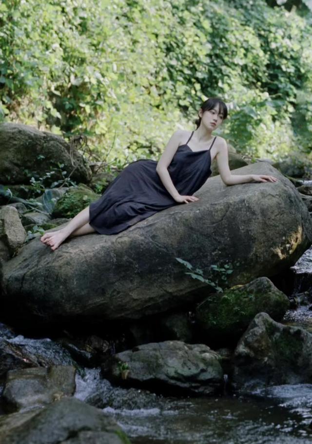 26歲性感美女在小溪里拍的寫(xiě)真照