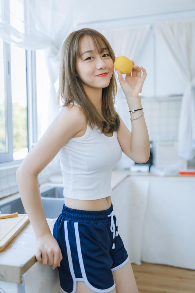 魔鬼身材美女姐姐，請吃檸檬和草莓