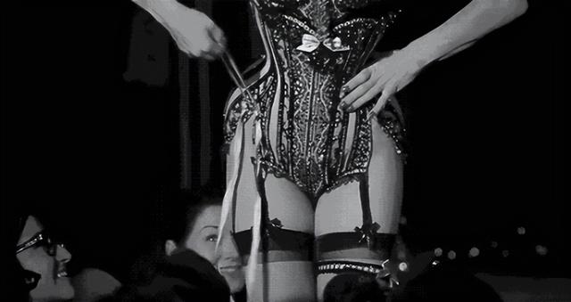 為啥女生大腿上綁根帶子，看起來會(huì)很性感