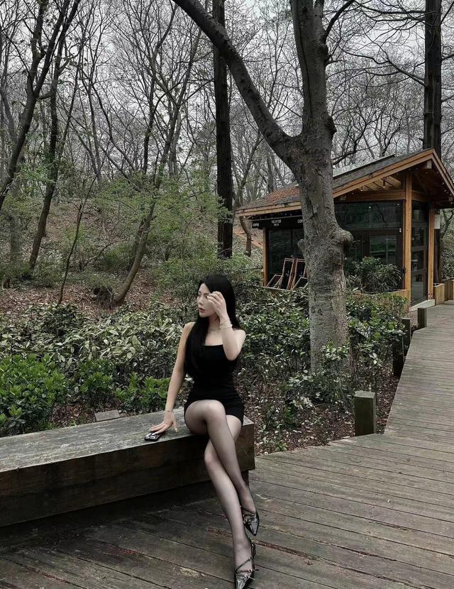妹子身穿包臀裙，黑絲，高跟鞋去爬山，真的不會(huì)累腳么