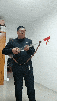 妹子身穿包臀裙，黑絲，高跟鞋去爬山，真的不會(huì)累腳么