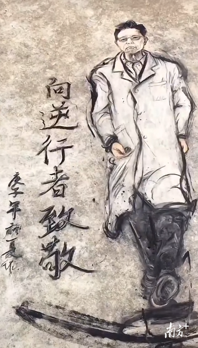 火上熱搜！湛江小伙用稻谷擺出中國(guó)首位出艙女航天員畫像