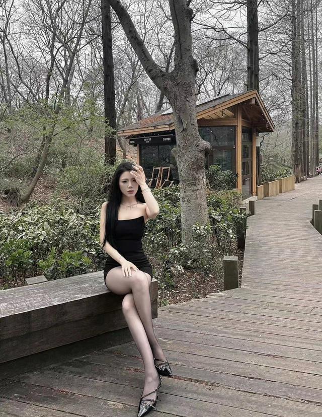 妹子身穿包臀裙，黑絲，高跟鞋去爬山，真的不會(huì)累腳么