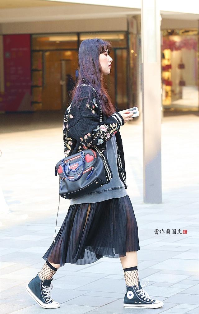 街拍：穿黑絲，這些美女偏愛漁網(wǎng)襪