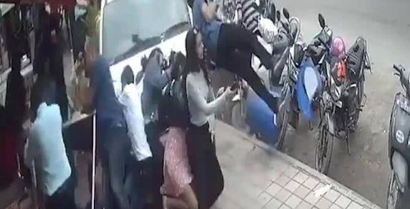 嚇人！司機(jī)醉酒開車沖上人行道，長(zhǎng)腿美女來不及反應(yīng)就被撞飛