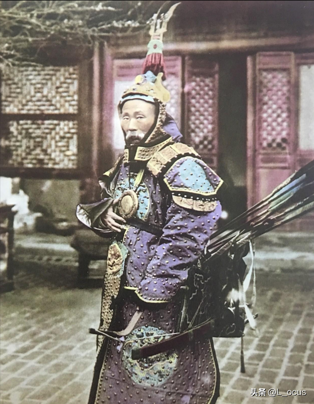 罕見(jiàn)恥辱老照片：被拍賣的大胸女人，全裸女人被男人拿槍指著