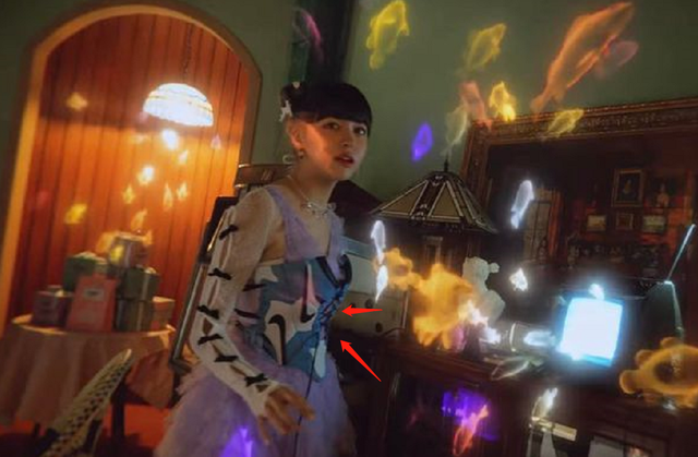 韓女團(tuán)造型太辣眼：反穿開襠褲，男士?jī)?nèi)褲當(dāng)抹胸，還有葫蘆娃套裝