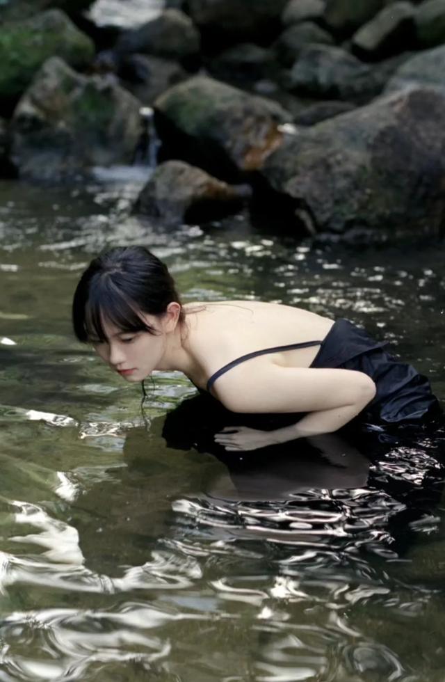 26歲性感美女在小溪里拍的寫(xiě)真照