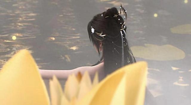 大戰(zhàn)結(jié)束清漪大美女洗澡，仰身出水姿勢太誘人，難怪石昊扛不住