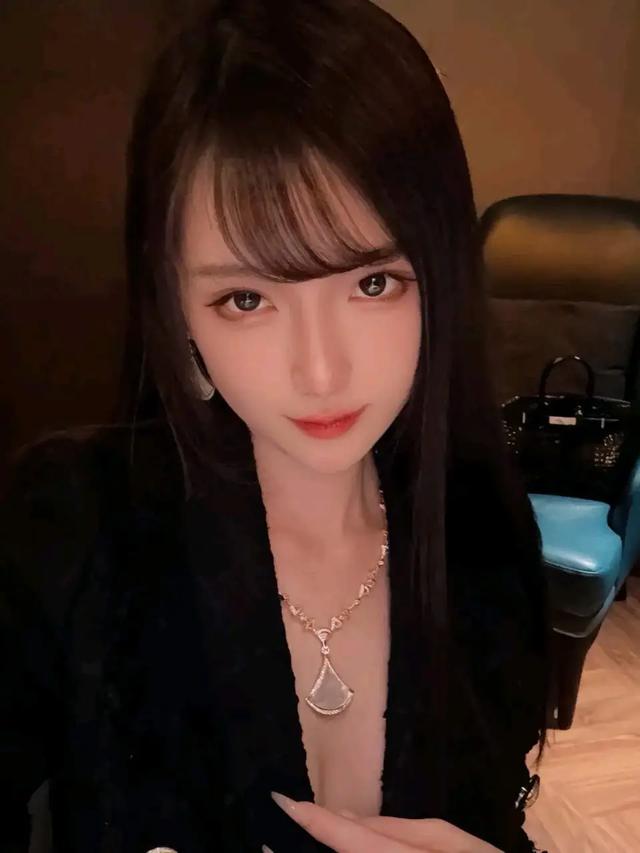 美女主播腐團兒，黑絲美腿，盡顯身材，高冷御姐！