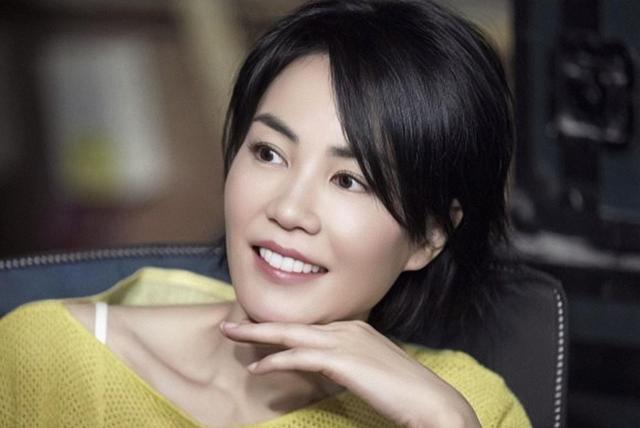 “小方臉”才是真抗老，這些拒絕“削骨”女明星，歲數(shù)越大越好看