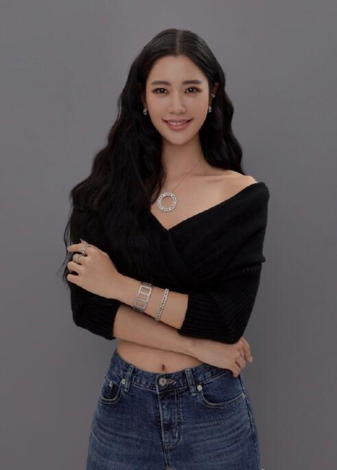 “南韓第一美女”曬照，穿健美褲秀性感，這身材誰(shuí)招架得住