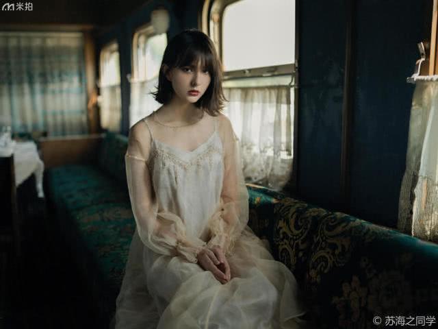 人像寫真：火車上的短發(fā)少女，清純可愛