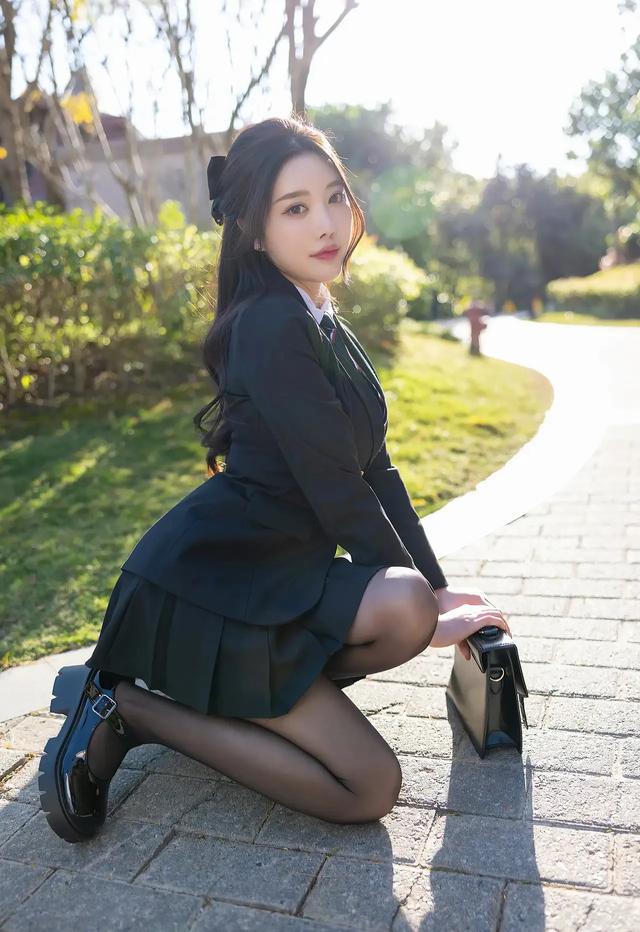 性感女神楊晨晨：學(xué)院JK裙搭配黑絲馬丁，美女魅力四射