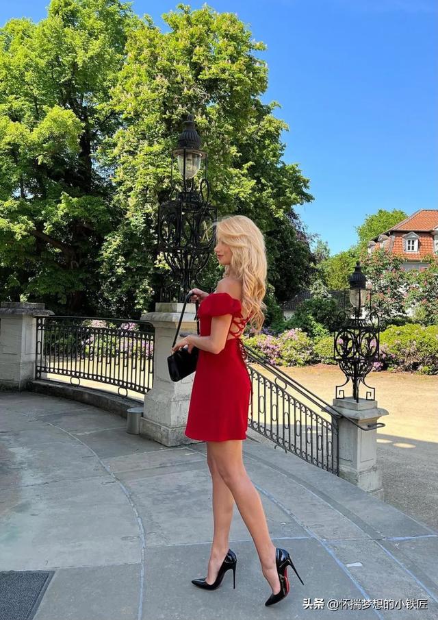 來(lái)自歐美的大膽長(zhǎng)腿美女，十五張照片每一幀都是精美的長(zhǎng)腿黑絲