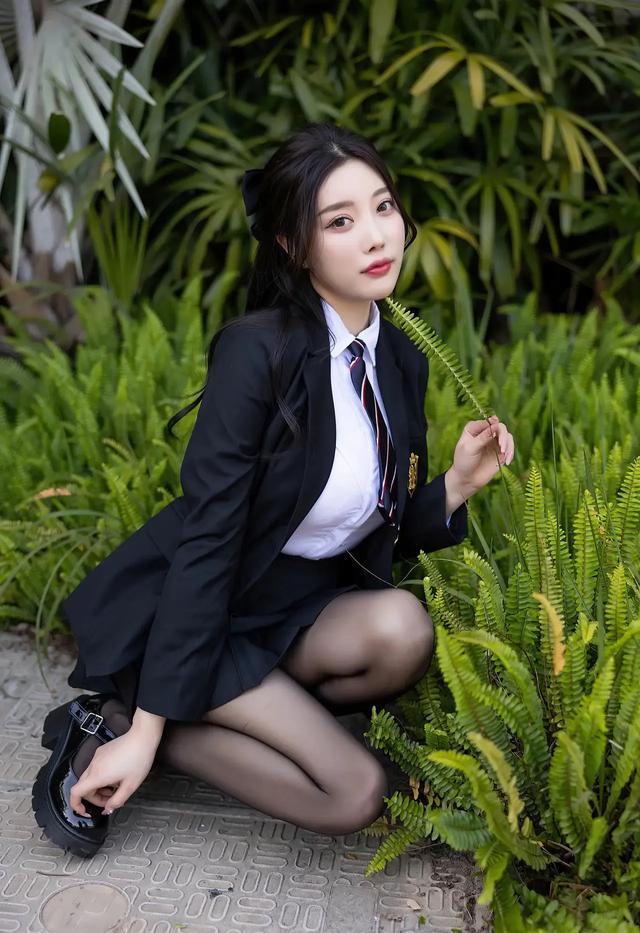 性感女神楊晨晨：學(xué)院JK裙搭配黑絲馬丁，美女魅力四射