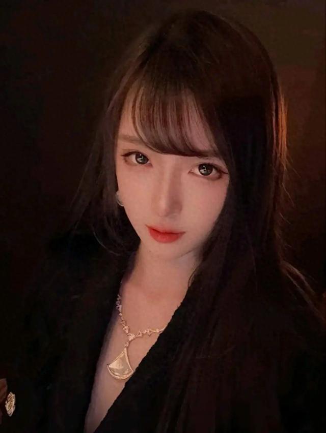 美女主播腐團兒，黑絲美腿，盡顯身材，高冷御姐！