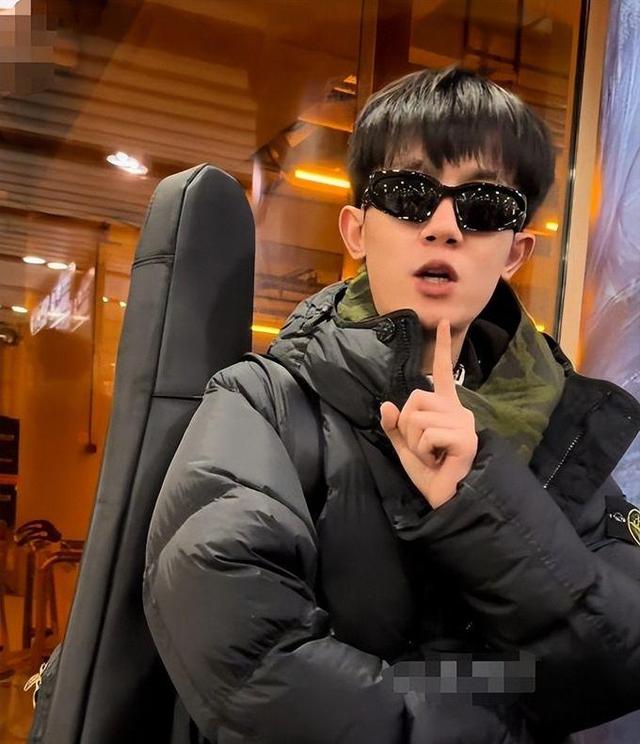 沒眼看！李明德KTV唱嗨了，脫掉上衣坦胸露懷，旁邊還有美女作陪