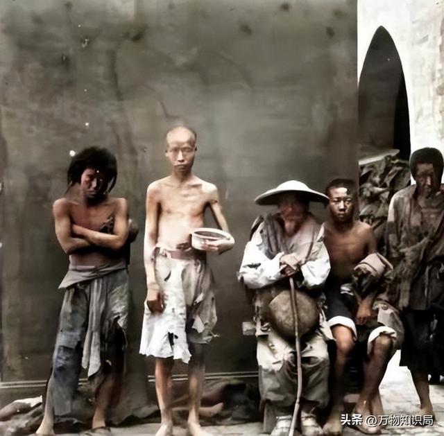 1834年，晚清美女被賣到美國(guó)，身著旗袍露出小腳，25美分隨意觀看