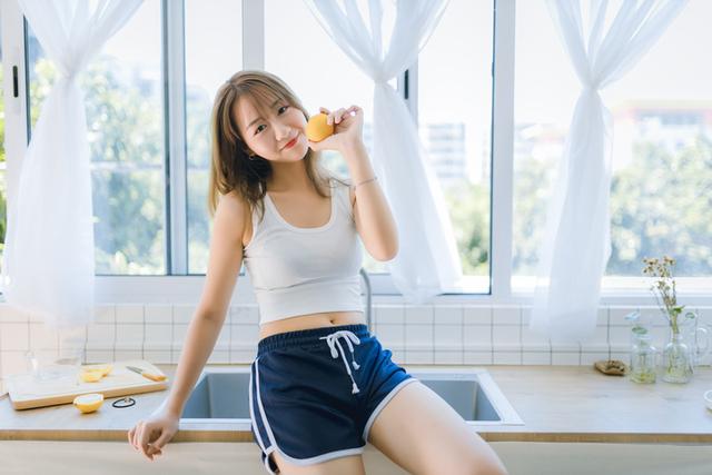 魔鬼身材美女姐姐，請吃檸檬和草莓